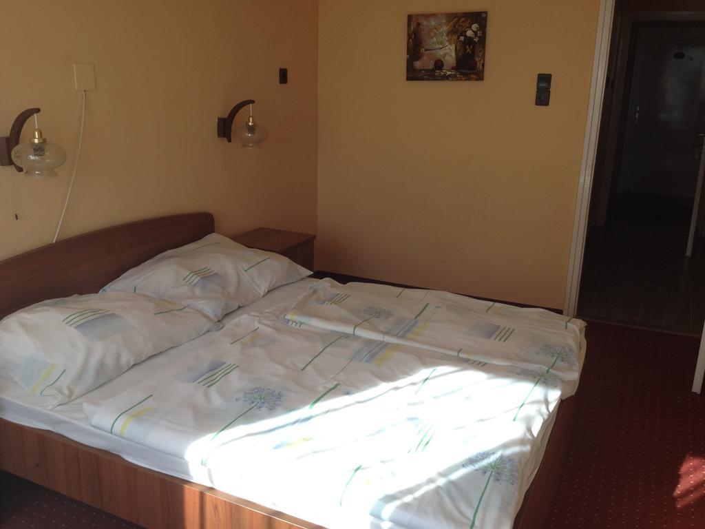 Hotel Family Balatonföldvár Zimmer foto